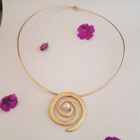Gouden &quot;circle of life&quot; hanger met parel en nieuw omega collier